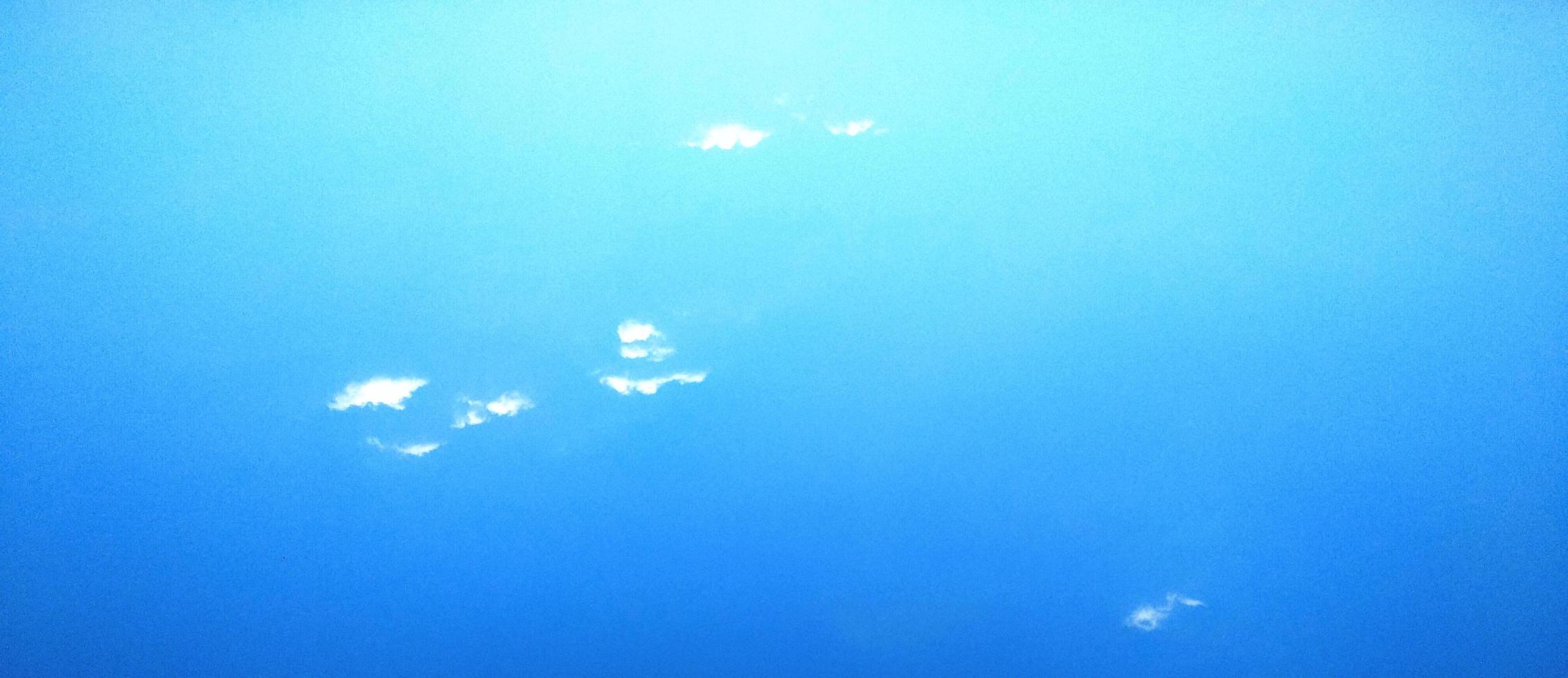 céu azul com fundo de nuvem. textura nublada. foco seletivo. copie o espaço. brincar foto