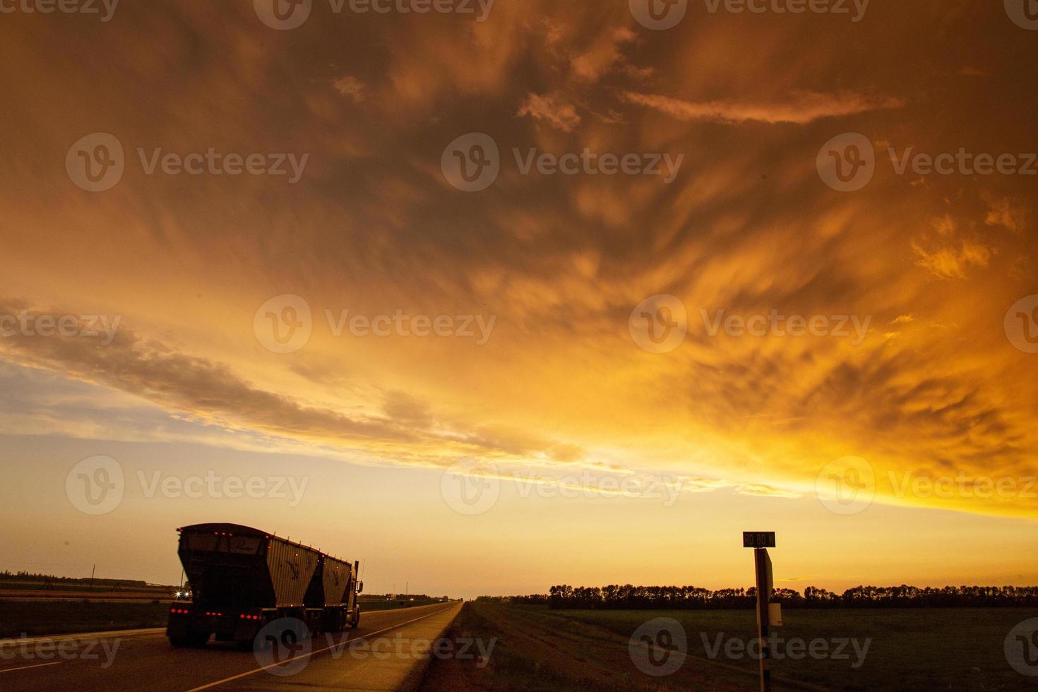 pradaria nuvens de tempestade pôr do sol foto