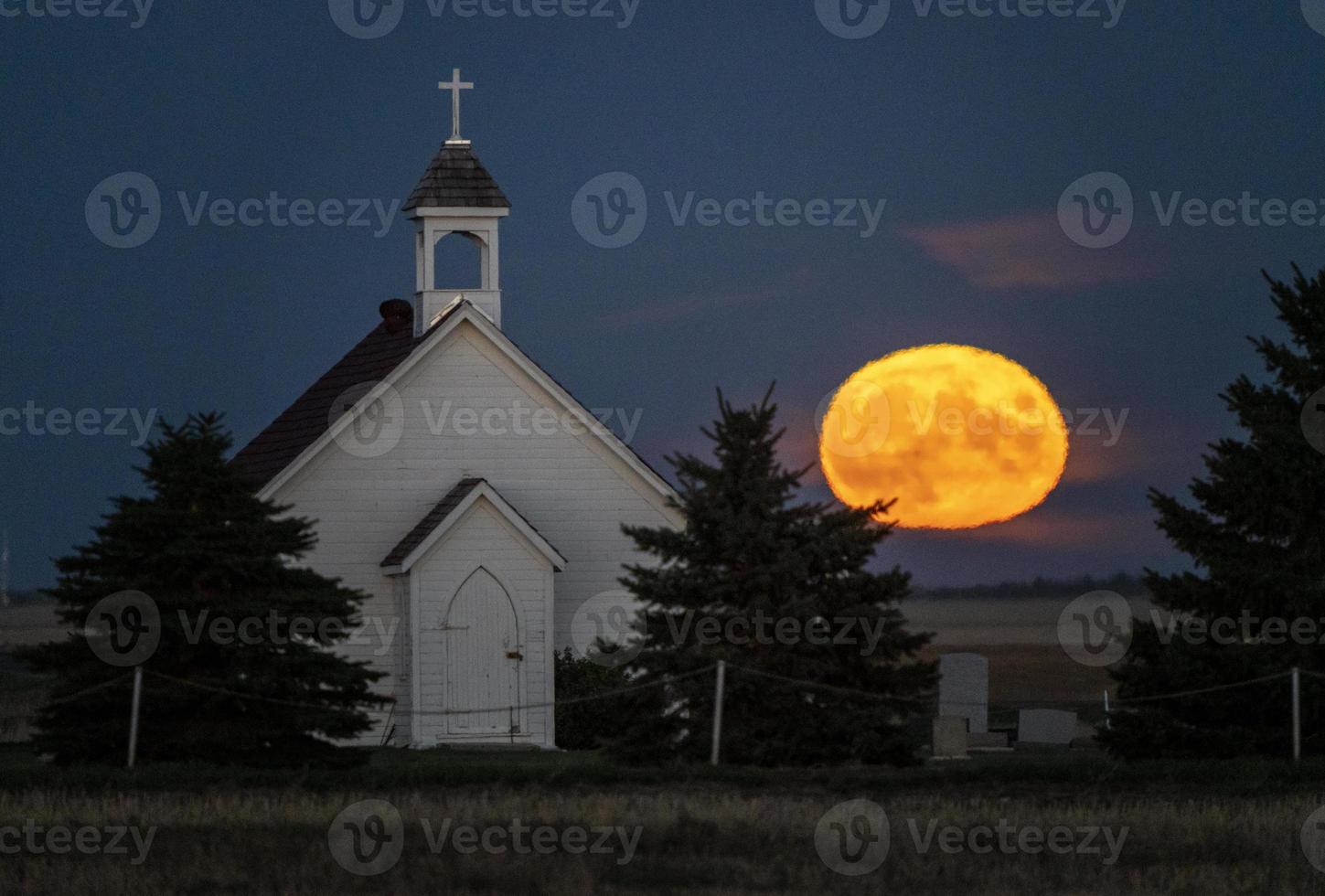 igreja de pradaria de lua cheia foto