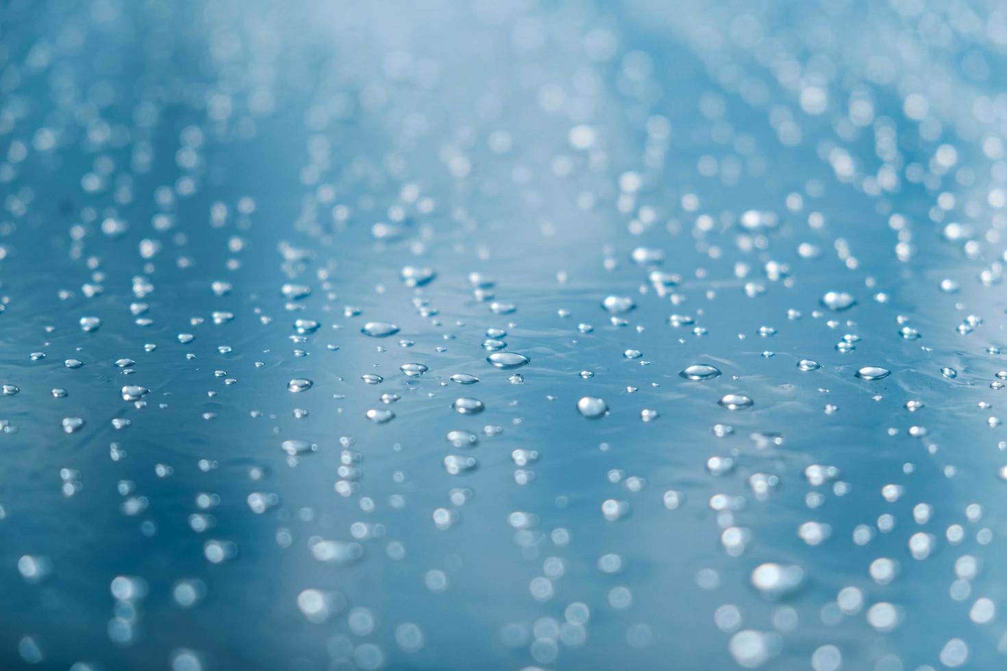 gotas de água em um polietileno transparente após uma chuva como imagem de fundo foto