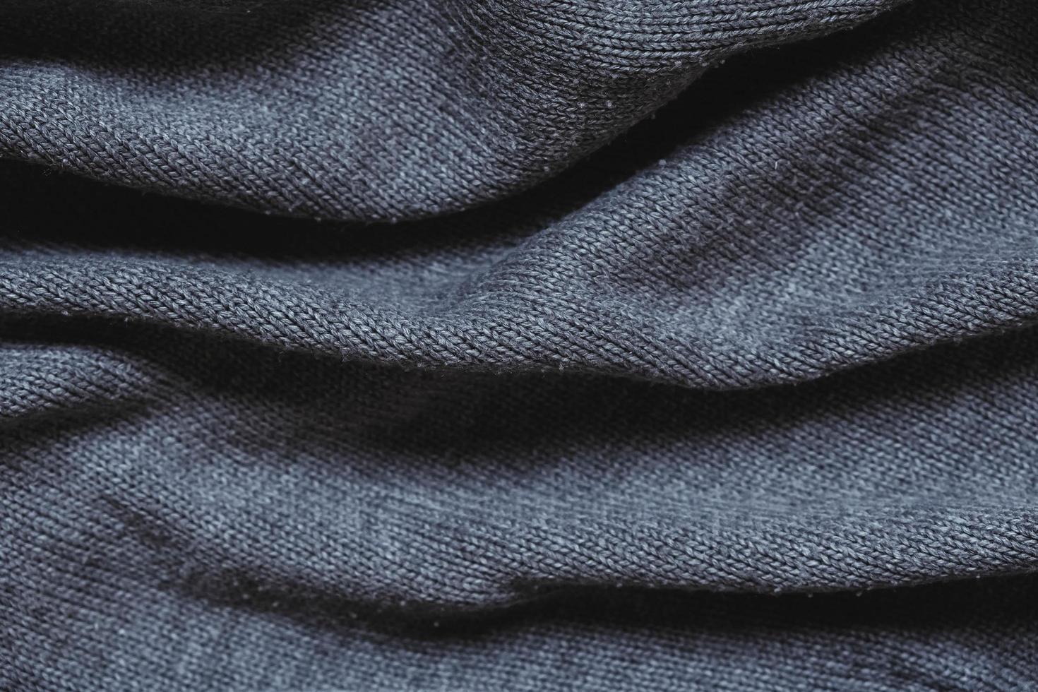 textura de material de malha cinza como imagem de fundo. tricô nas agulhas de tricô foto