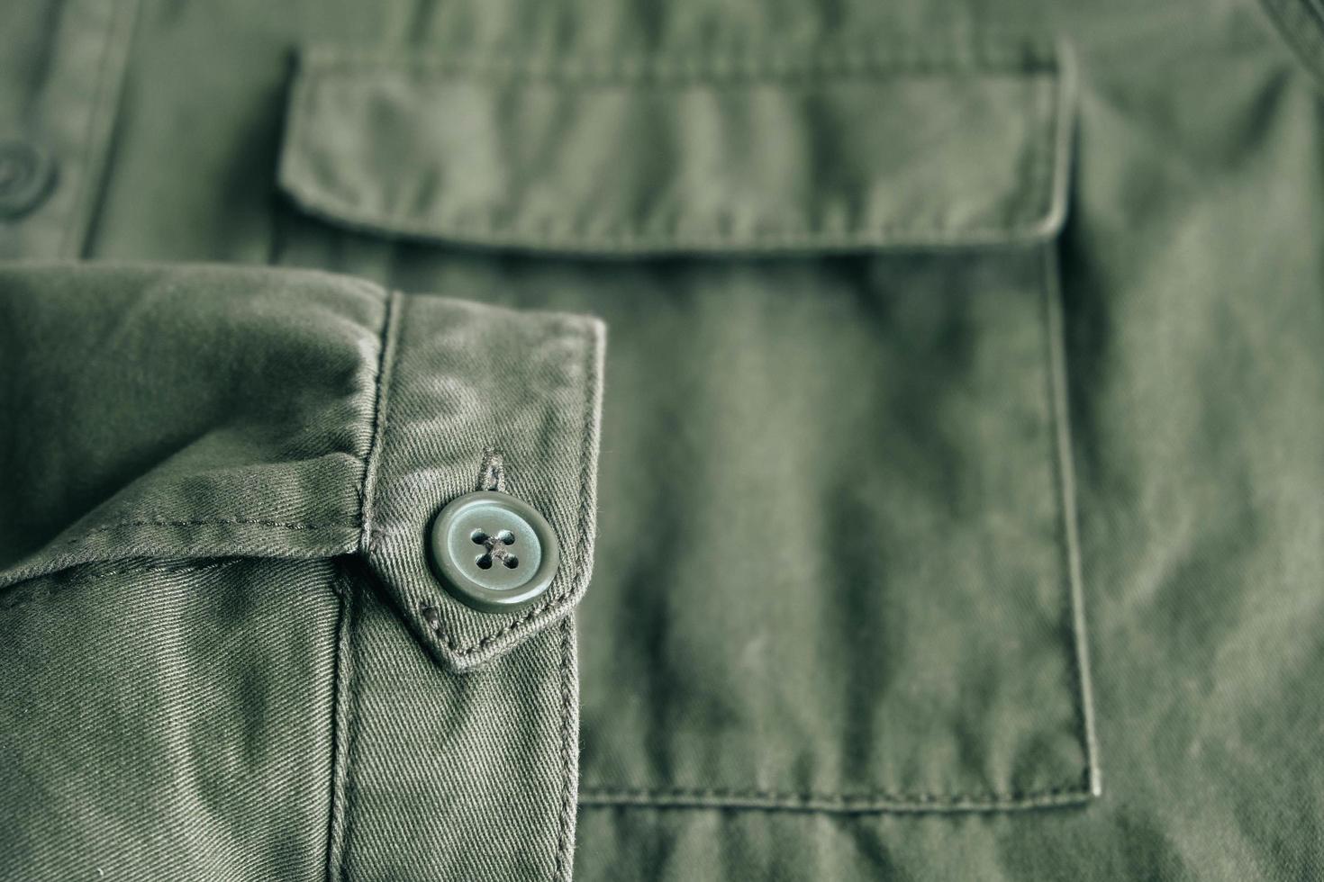 fundo de manga dobrável de jaqueta verde no bolso e caseado com linha de costura foto