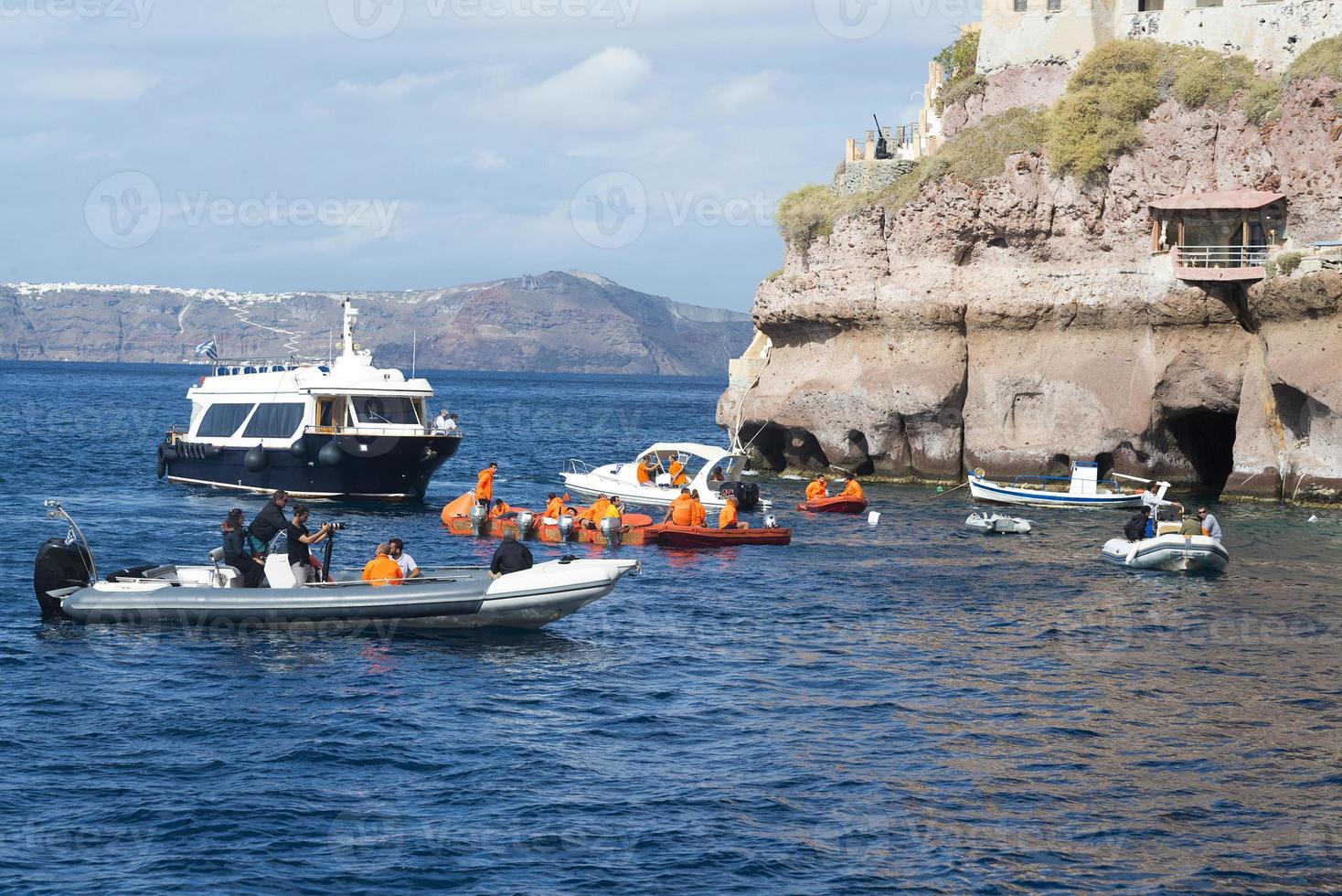 navio de passageiros perto da ilha de santorini. foto