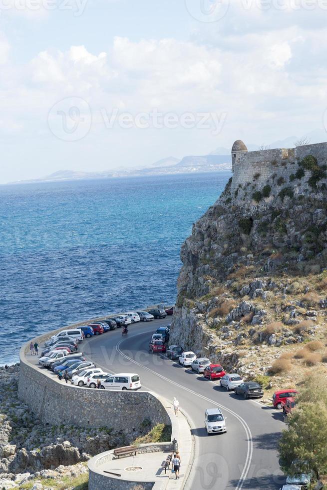 vista da estrada junto ao mar. a ilha de Creta. foto