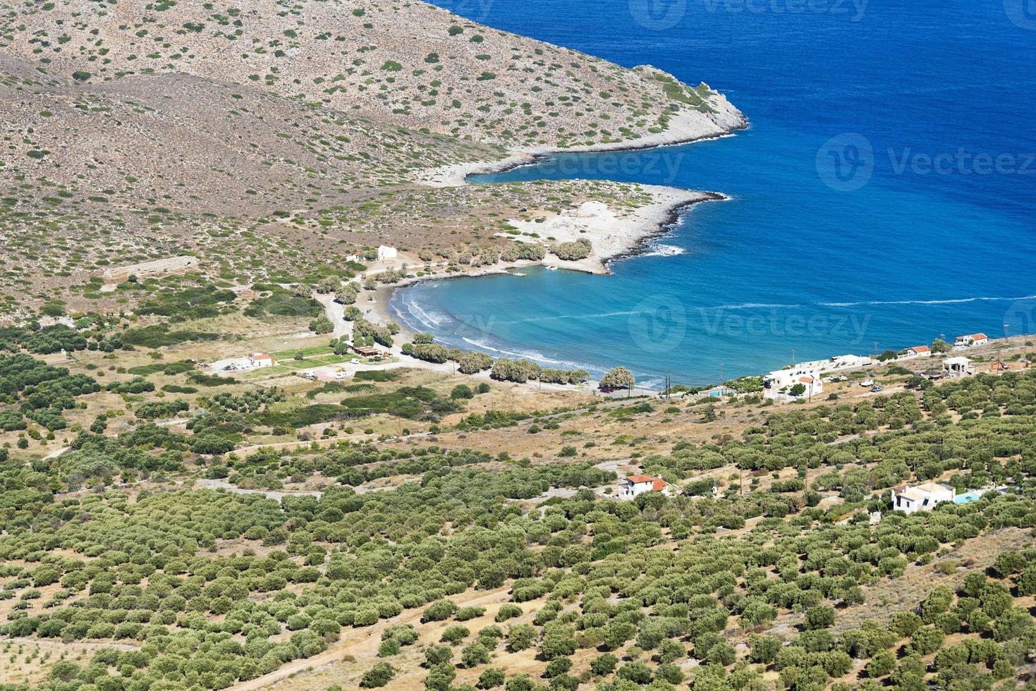 vista aérea nas terras cultivadas e nos subúrbios urbanos ao longo da costa marinha foto