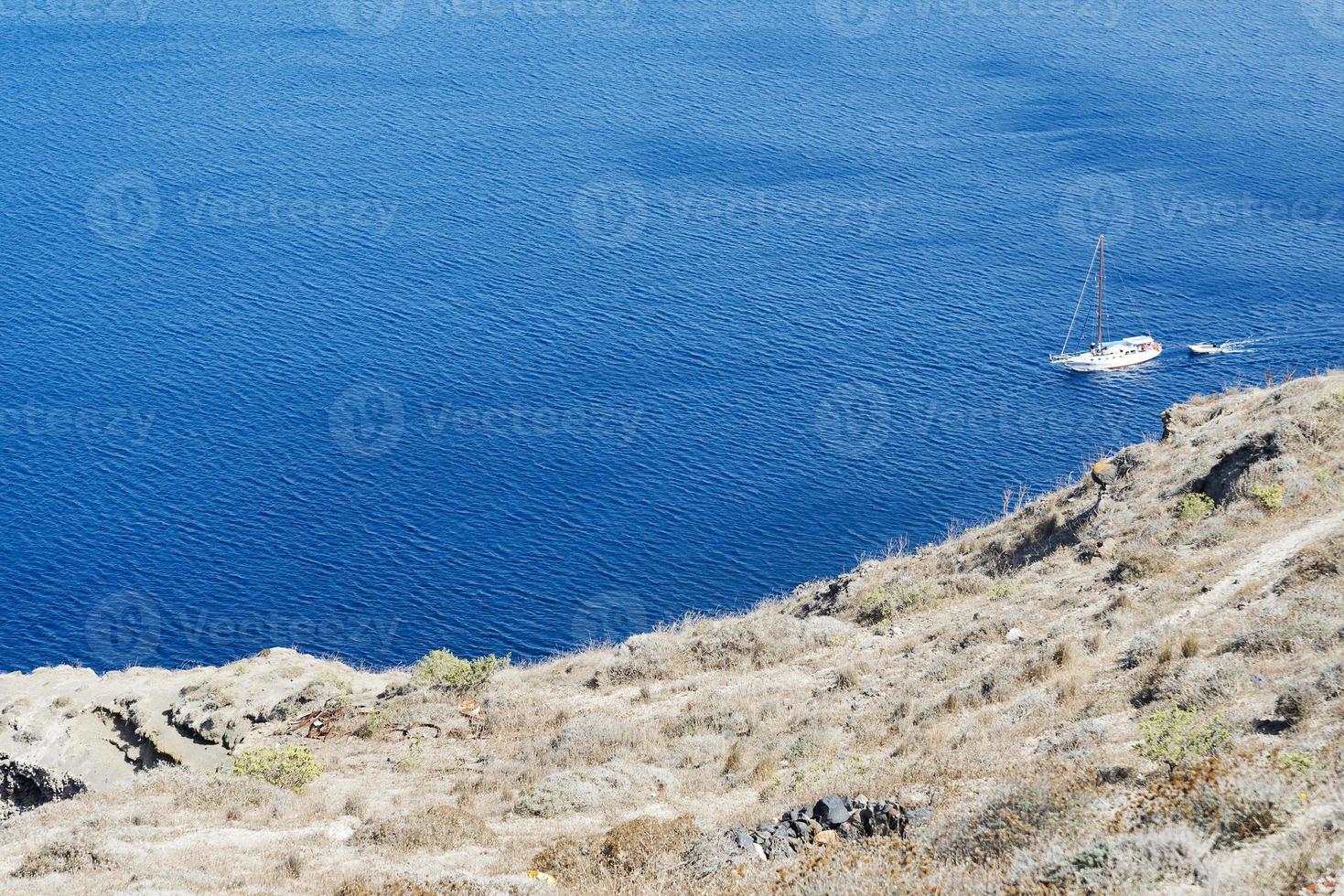 paisagem arrebatadora com vista para a ilha de santorini, grécia foto