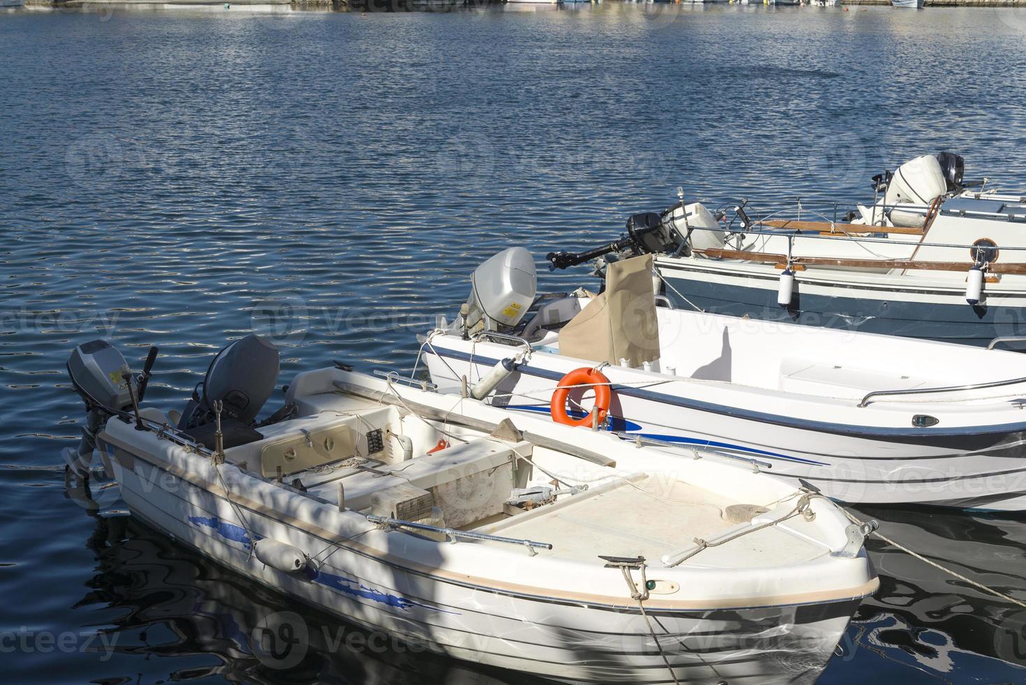 barcos na cidade portuária de chania. foto