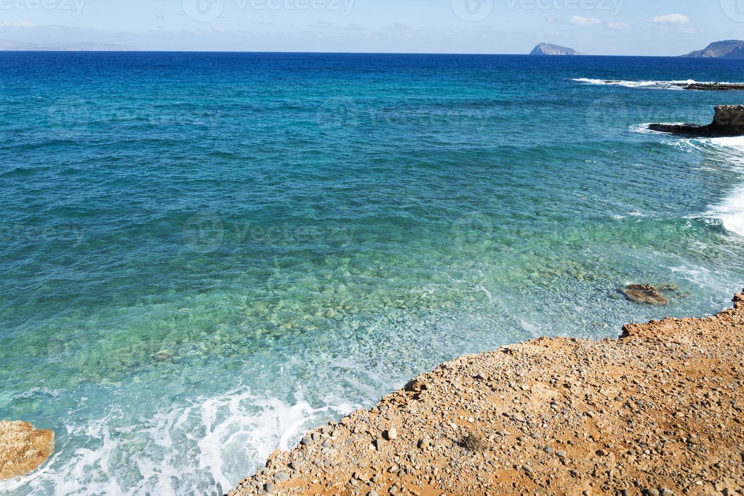 o penhasco acima do mar. a costa do oceano a partir do topo. foto