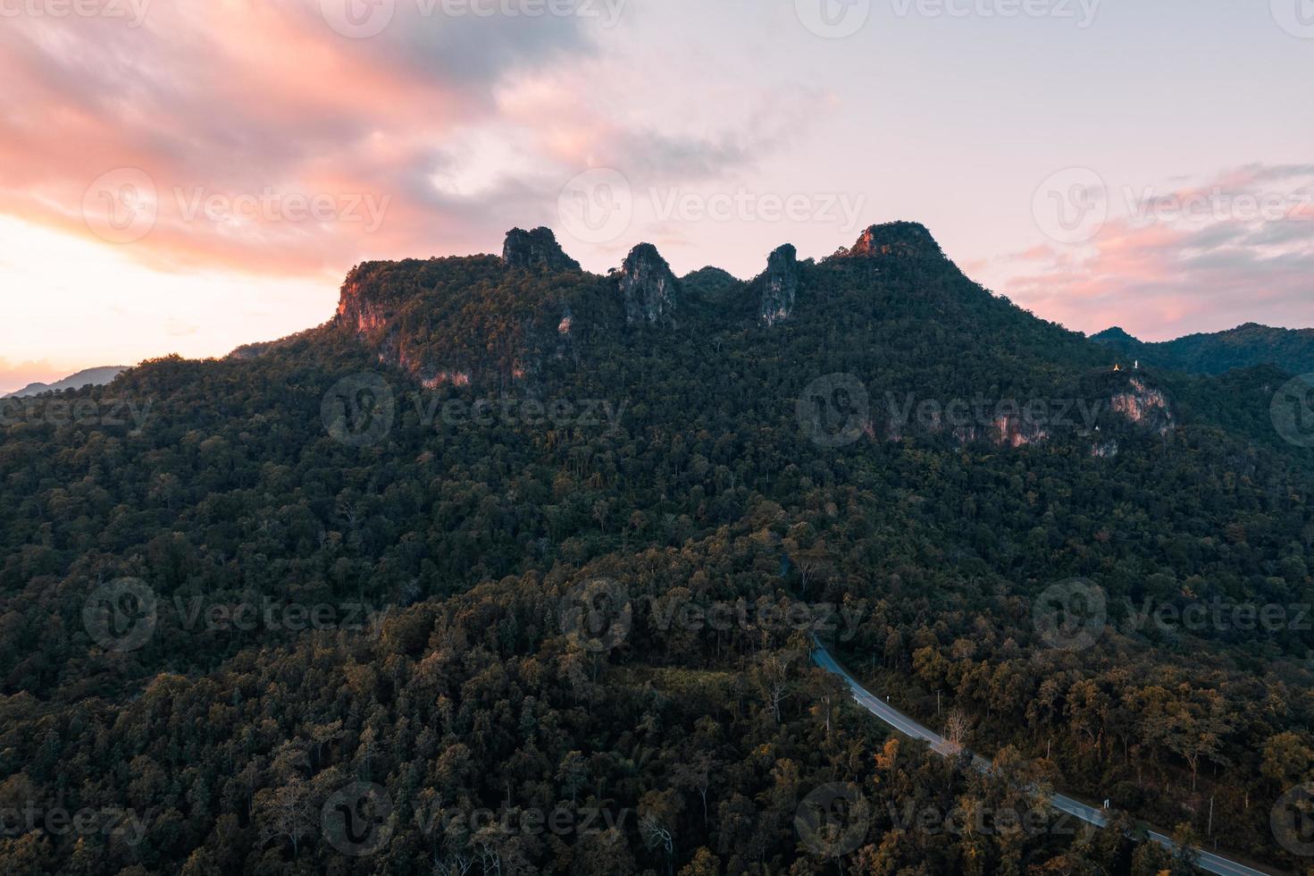 pôr do sol paisagem montanhas e céu noturno foto