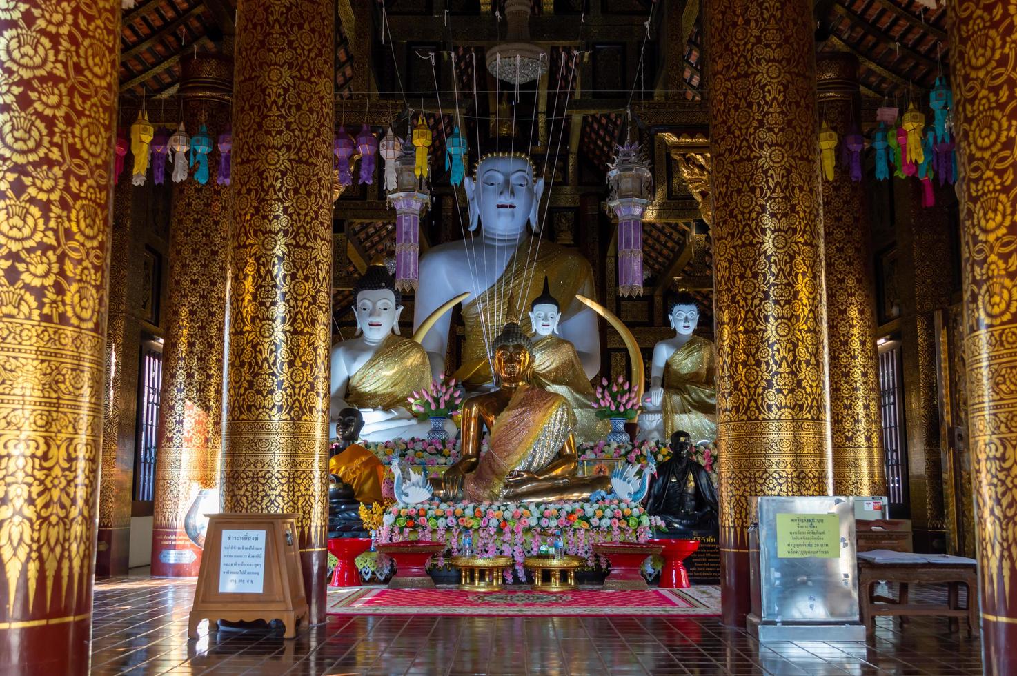 chiang mai tailândia10 de janeiro de 2020 templo do pilar da cidade de chiang mai.assumiu-se que o pagode contém os ossos de phaya mangrai. segundo a lenda, phaya mangrai foi atingido por um raio no mercado. foto