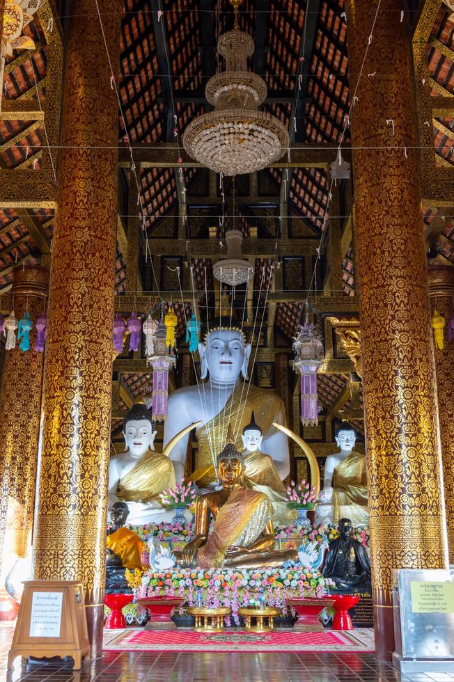 chiang mai tailândia10 de janeiro de 2020 templo do pilar da cidade de chiang mai.assumiu-se que o pagode contém os ossos de phaya mangrai. segundo a lenda, phaya mangrai foi atingido por um raio no mercado. foto