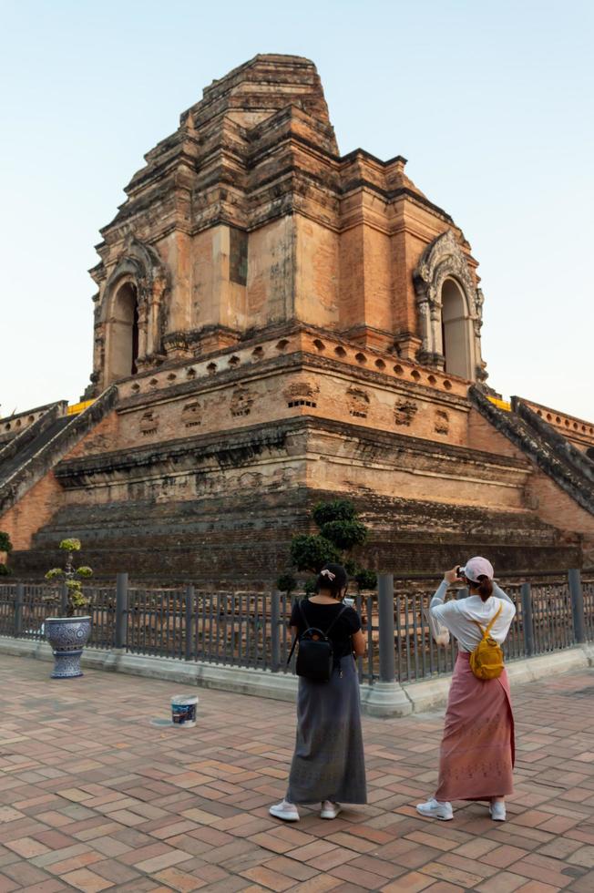 chiang mai tailândia10 de janeiro de 2020wat chedi luang templeconstruído durante o reinado de phaya saen mueang king rama vii da dinastia mangrai.esperado para ser construído nos anos de 1928 a 1945. foto