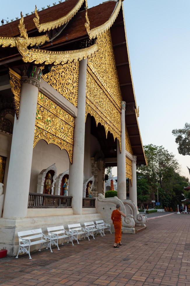 chiang mai tailândia10 de janeiro de 2020wat chedi luang templeconstruído durante o reinado de phaya saen mueang king rama vii da dinastia mangrai.esperado para ser construído nos anos de 1928 a 1945. foto