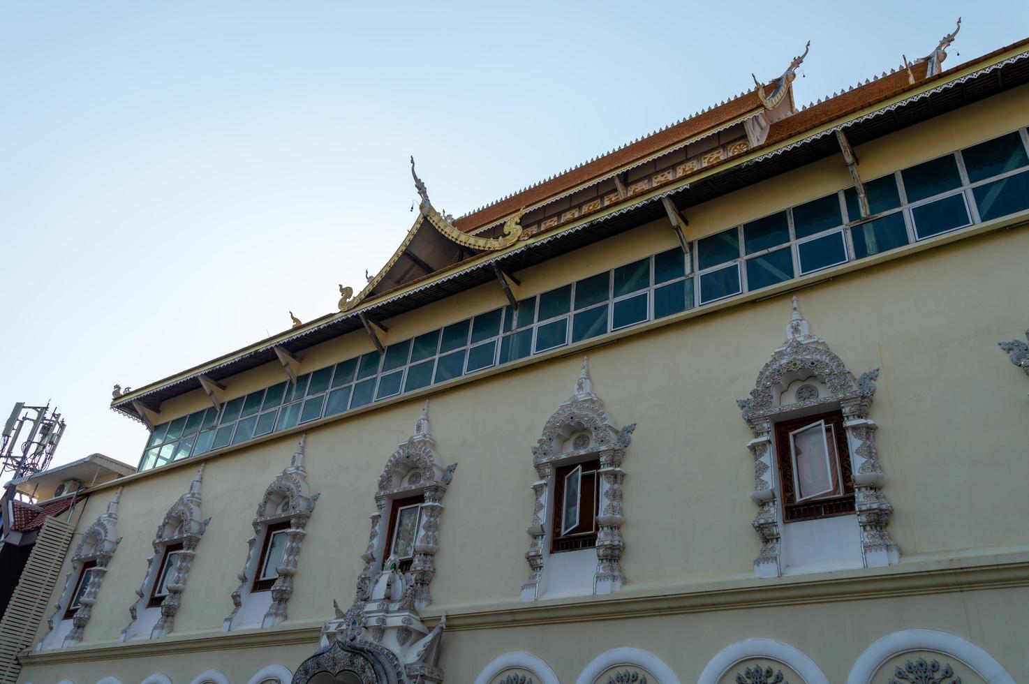 chiang mai tailândia10 de janeiro de 2020 templo do pilar da cidade de chiang mai.assumiu-se que o pagode contém os ossos de phaya mangrai. segundo a lenda, phaya mangrai foi atingido por um raio no mercado. foto