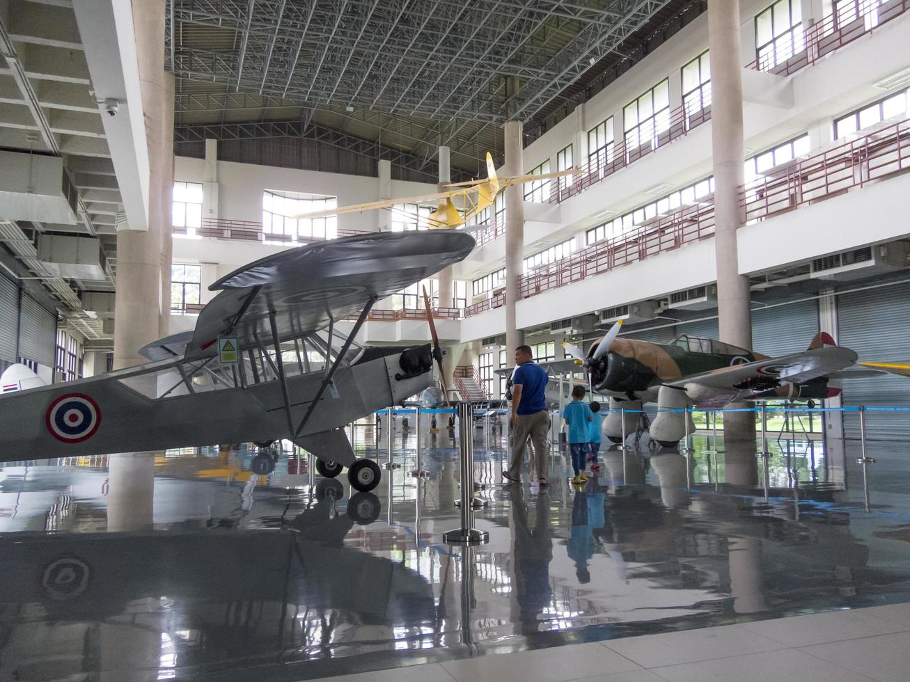 museu da força aérea tailandesa real bangkokthailand18 de agosto de 2018 dentro do prédio mostra o avião para aprender. em 18 de agosto de 2018 na Tailândia. foto