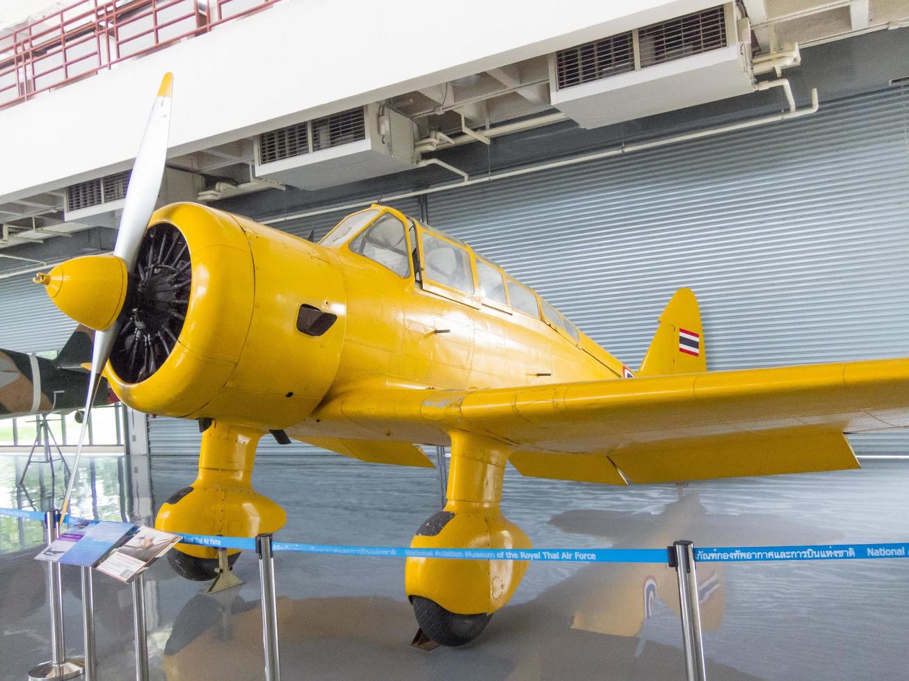 museu da força aérea tailandesa real bangkokthailand18 de agosto de 2018 dentro do prédio mostra o avião para aprender. em 18 de agosto de 2018 na Tailândia. foto