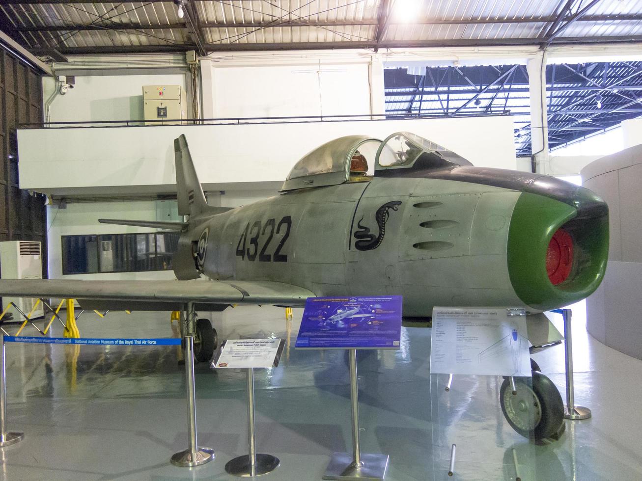 museu da força aérea tailandesa real bangkokthailand18 de agosto de 2018 dentro do prédio mostra o avião para aprender. em 18 de agosto de 2018 na Tailândia. foto