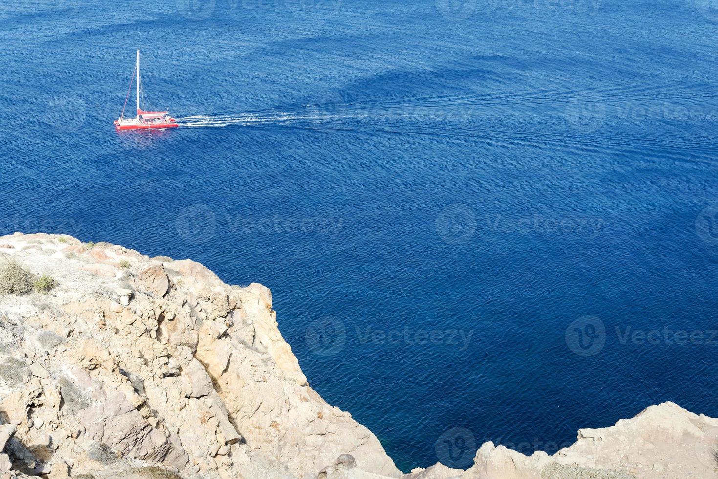 paisagem arrebatadora com vista para a ilha de santorini, grécia foto