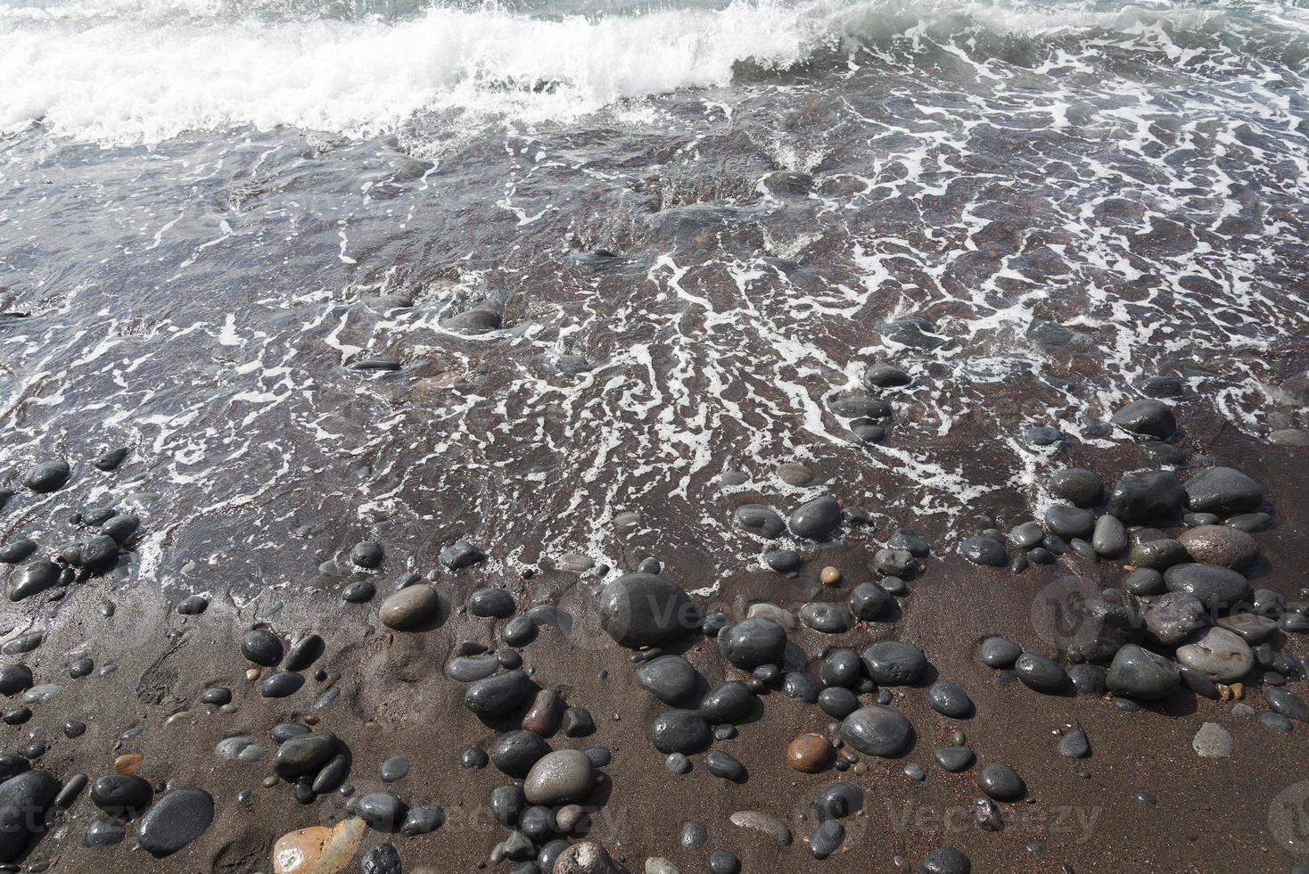 praia com areia vermelha. a ilha de santorini. foto