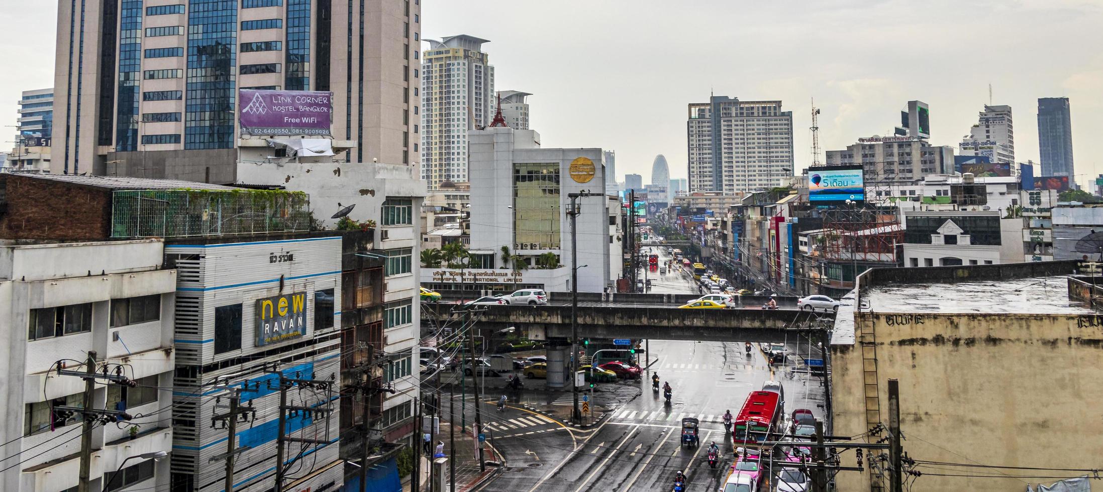 Banguecoque, Tailândia, 22 de maio de 2018, cidade, chuva e tráfego intenso em Ratchthewi, Banguecoque, Tailândia. foto