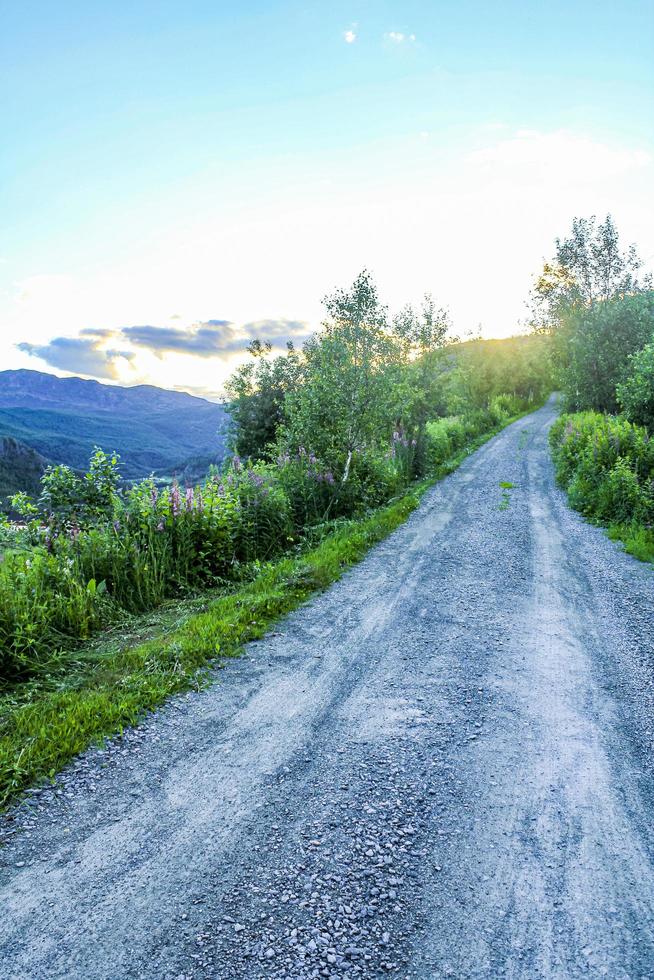 estrada de trilha ao pôr do sol em hemsedal, noruega. foto