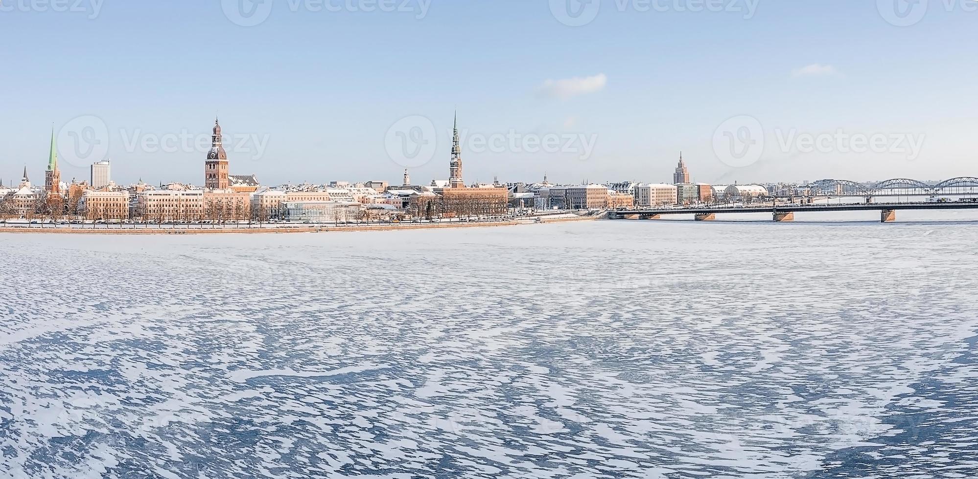 lindo dia de inverno em riga sobre o rio congelado coberto de gelo. inverno branco na letônia. foto