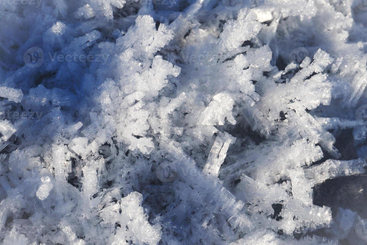 flocos de neve nervosos na textura áspera da superfície do gelo foto