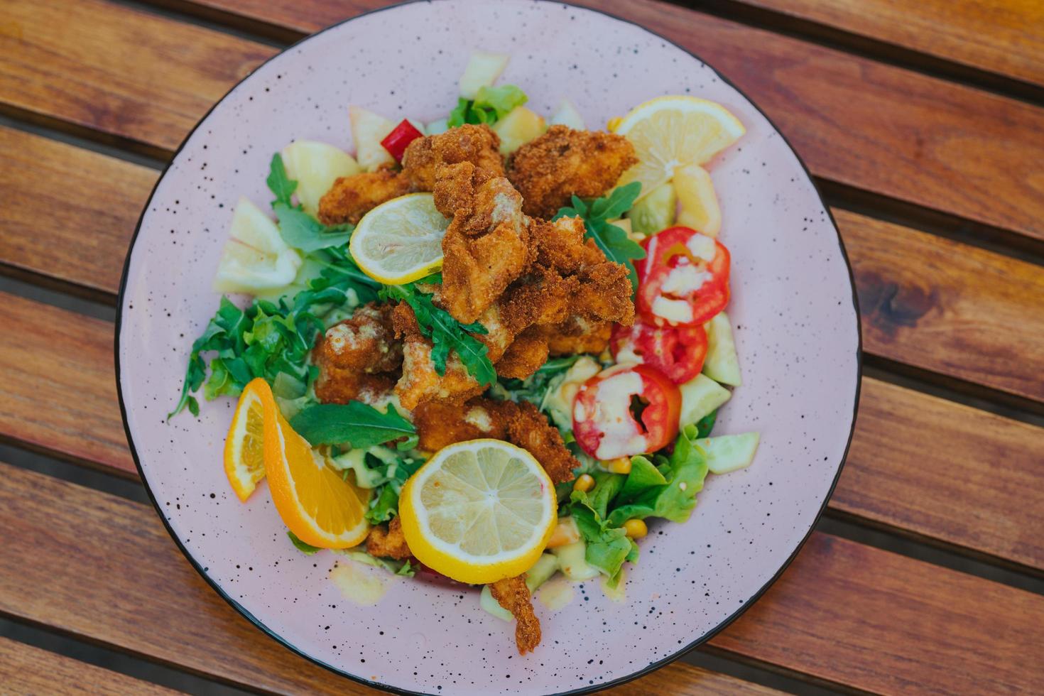 salada de frango com legumes foto