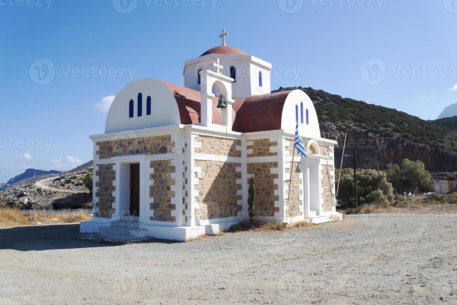 vista da igreja em pé na costa. Creta. Grécia. foto