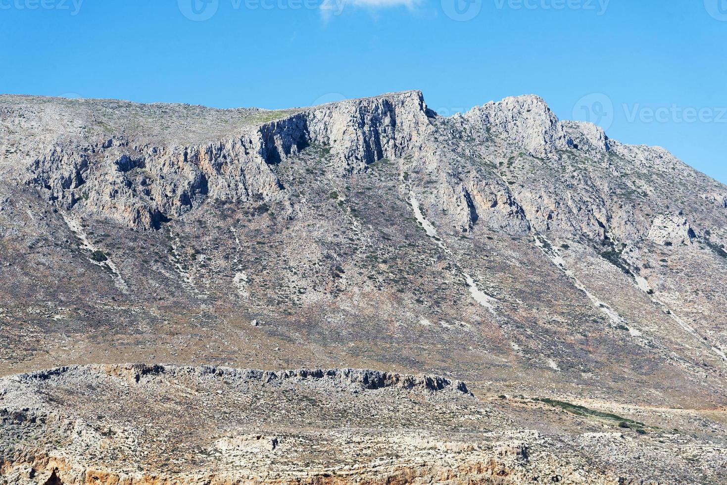 colinas com arbustos em um dia ensolarado. foto