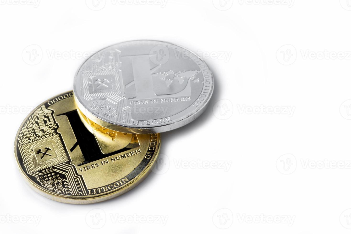 mão segura um litecoin em um fundo branco. foto