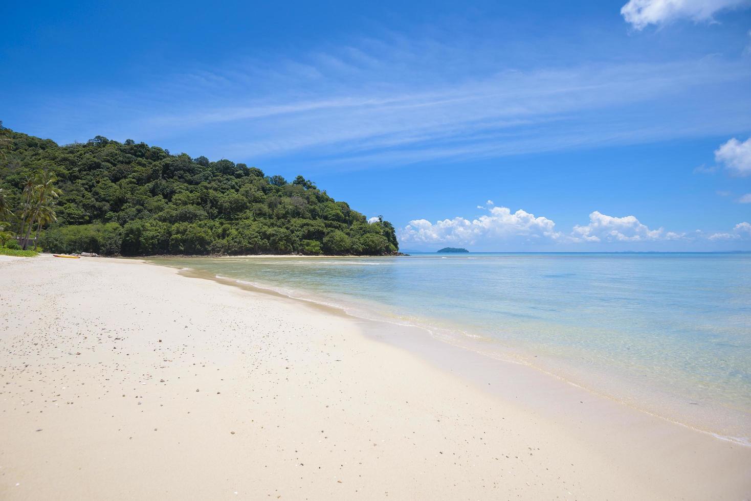 bela vista paisagem de praia tropical, mar esmeralda e areia branca contra o céu azul, maya bay na ilha phi phi, tailândia foto