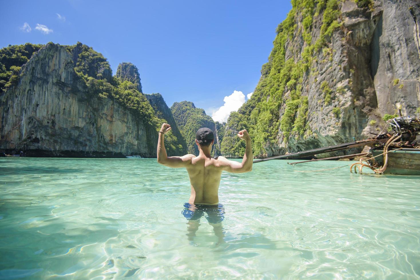 homem feliz em traje de banho curtindo e relaxando no conceito de mar claro, verão e feriados foto