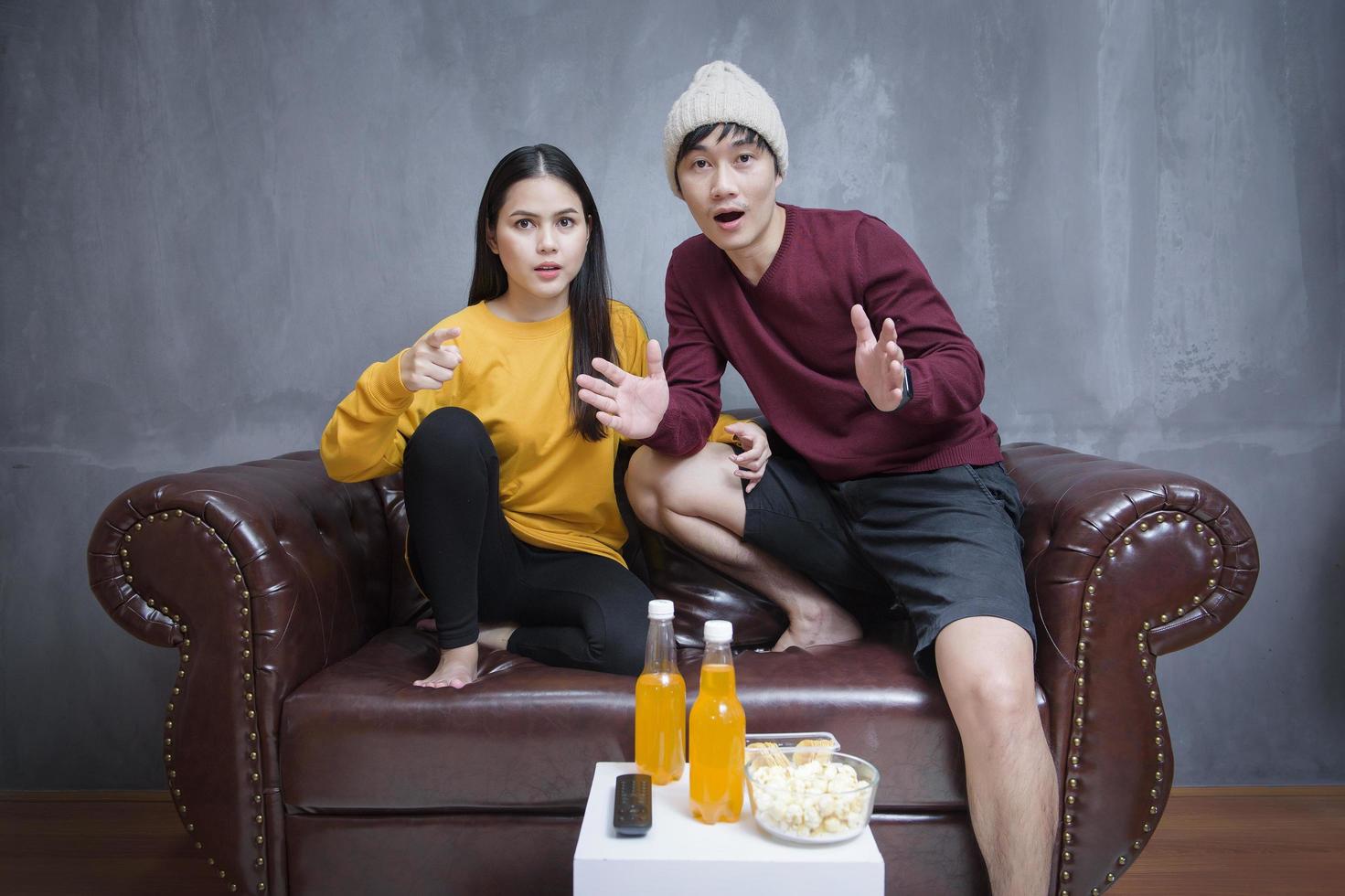 casal feliz fica em casa assistindo filmes foto