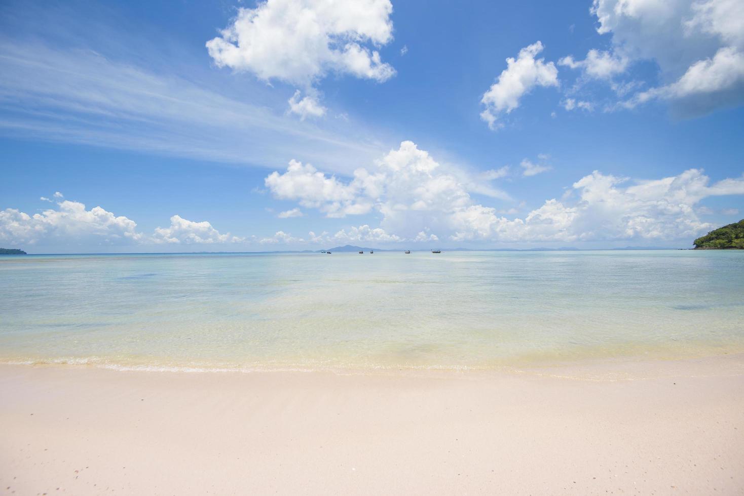 bela vista paisagem de praia tropical, mar esmeralda e areia branca contra o céu azul, maya bay na ilha phi phi, tailândia foto