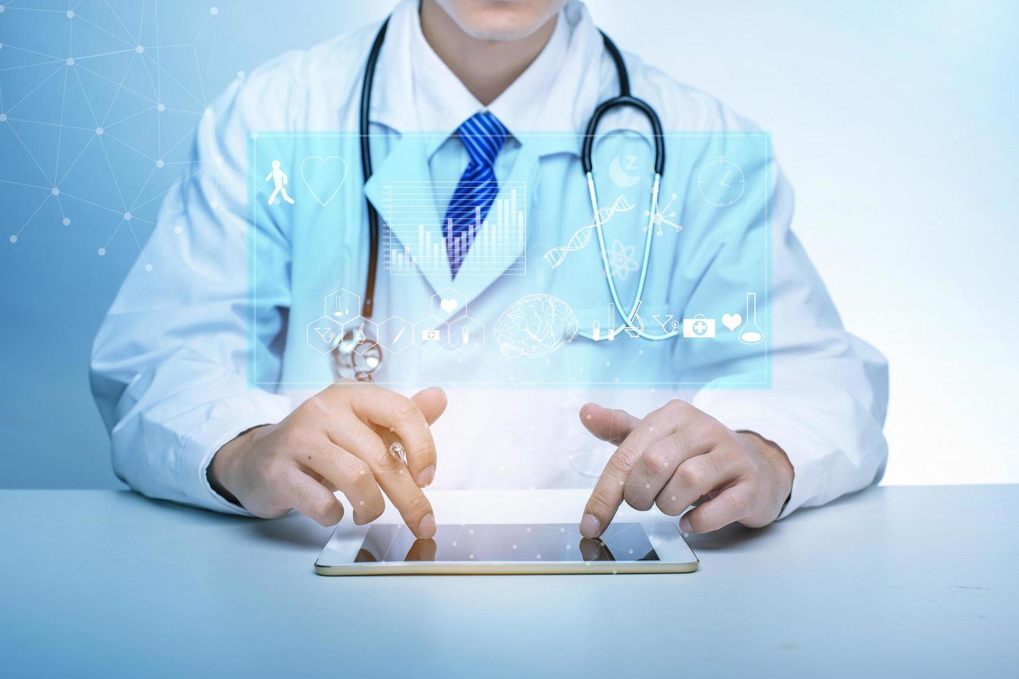 close-up do médico está mostrando dados de análise médica, conceito de tecnologia médica foto