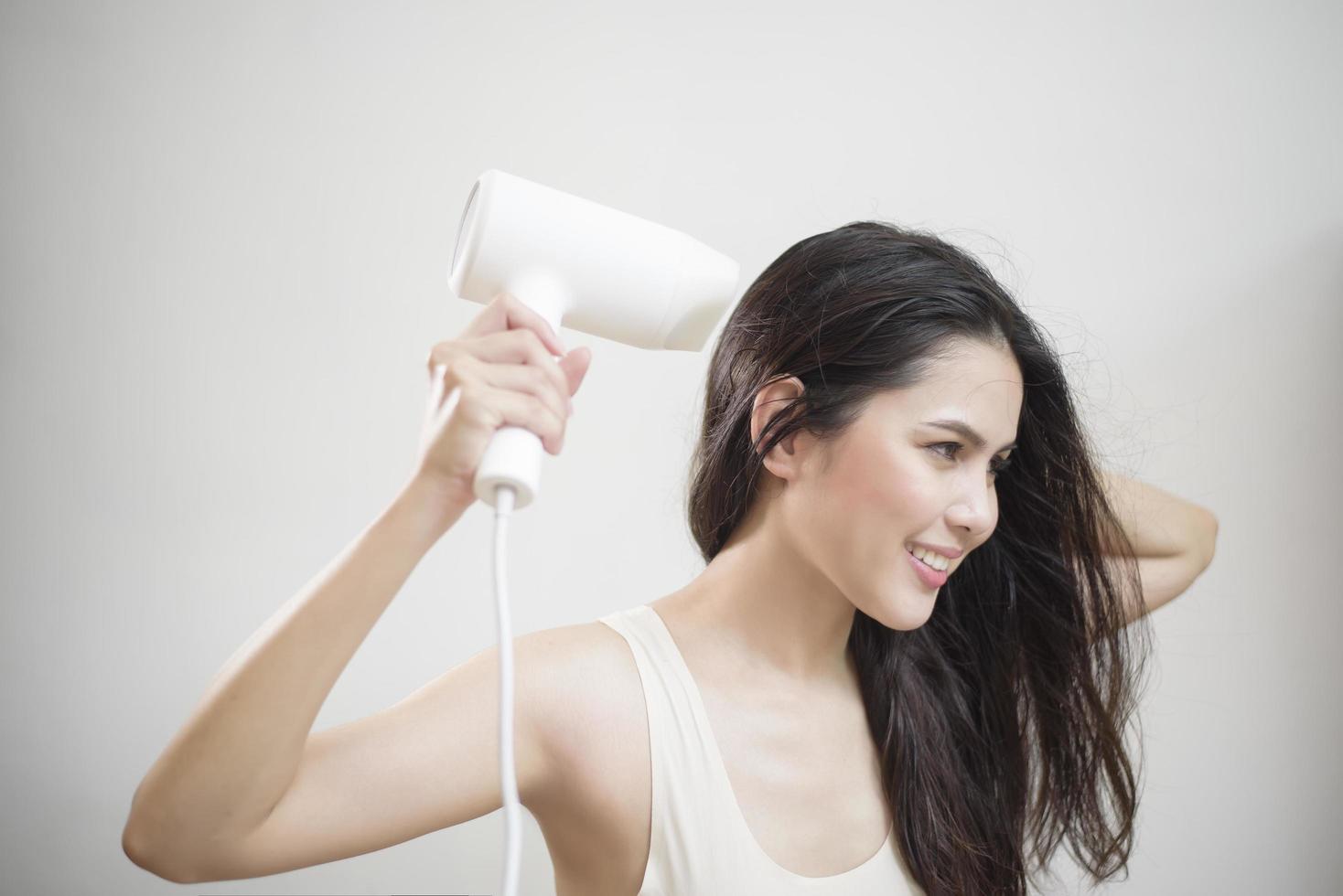 uma mulher está secando o cabelo depois do banho foto