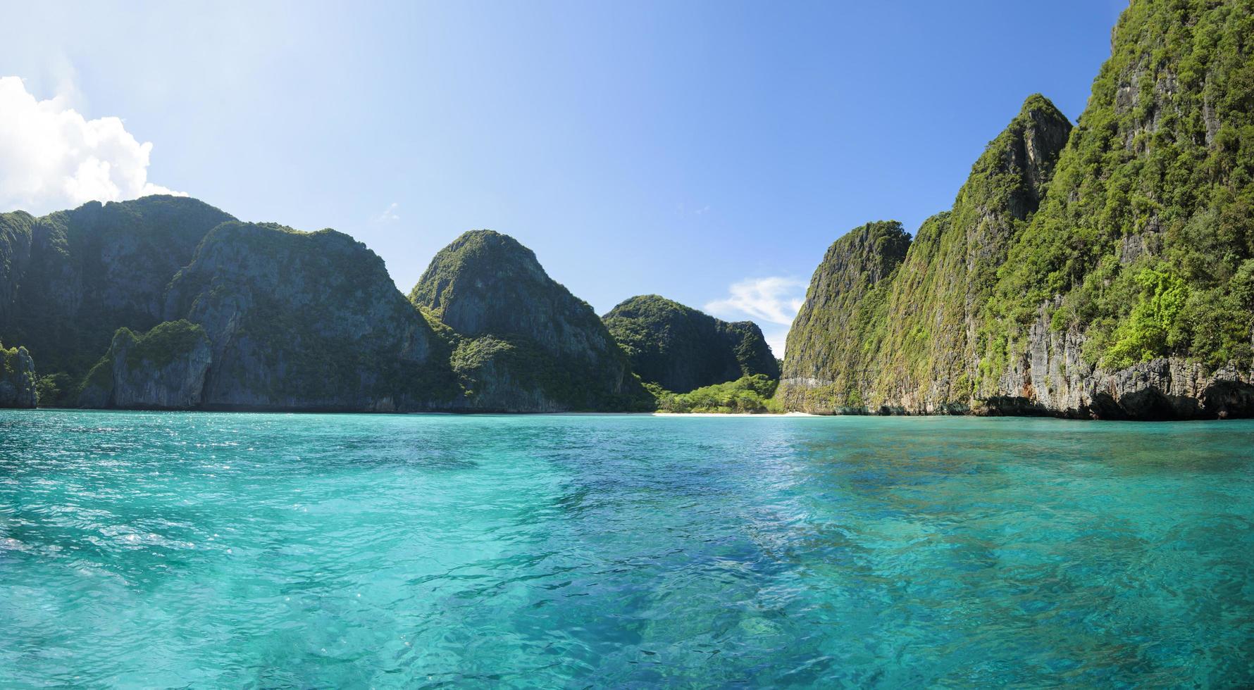 bela vista paisagem de praia tropical, mar esmeralda e areia branca contra o céu azul, maya bay na ilha phi phi, tailândia foto