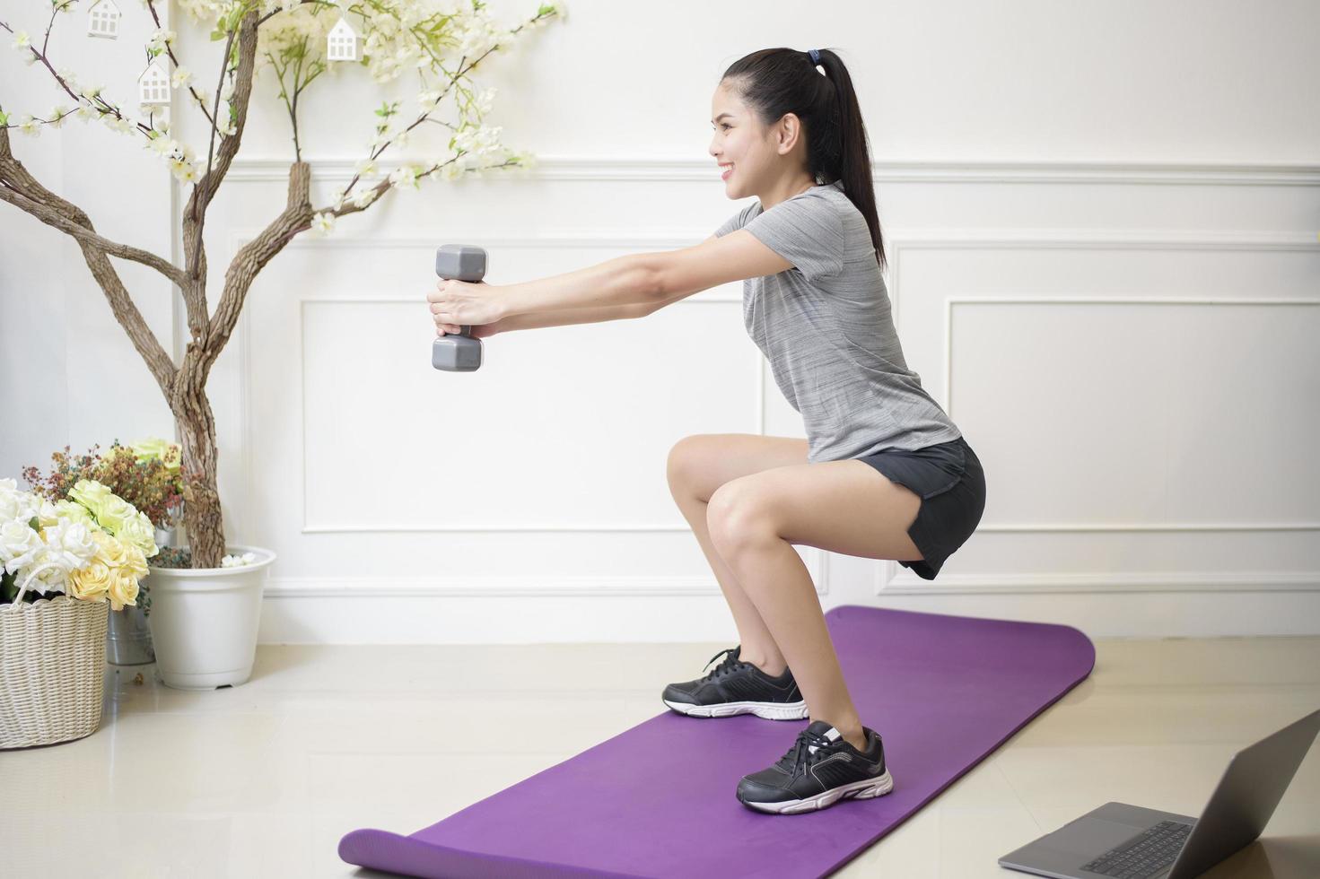 mulher fitness exercício em casa foto