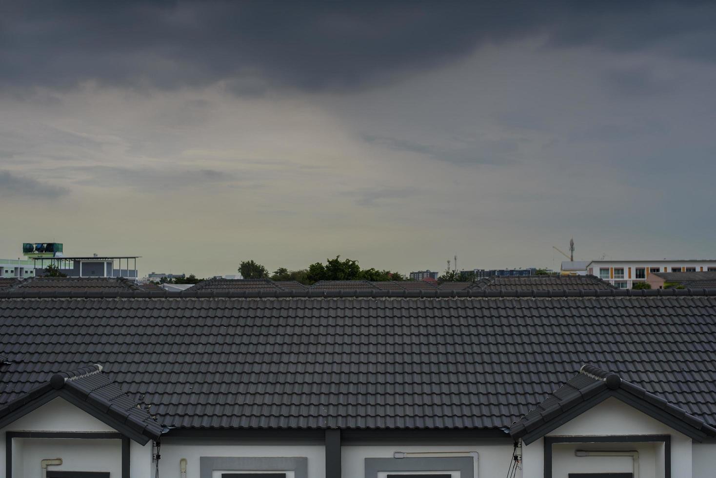céu escuro enquanto a tempestade está vindo sobre o telhado de casa foto