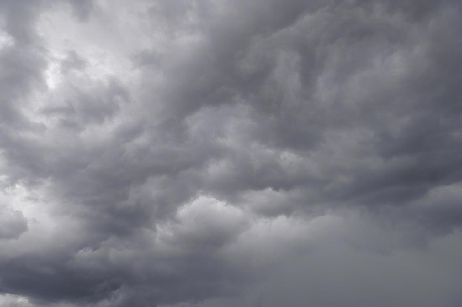 fundo do céu escuro enquanto a tempestade está chegando foto