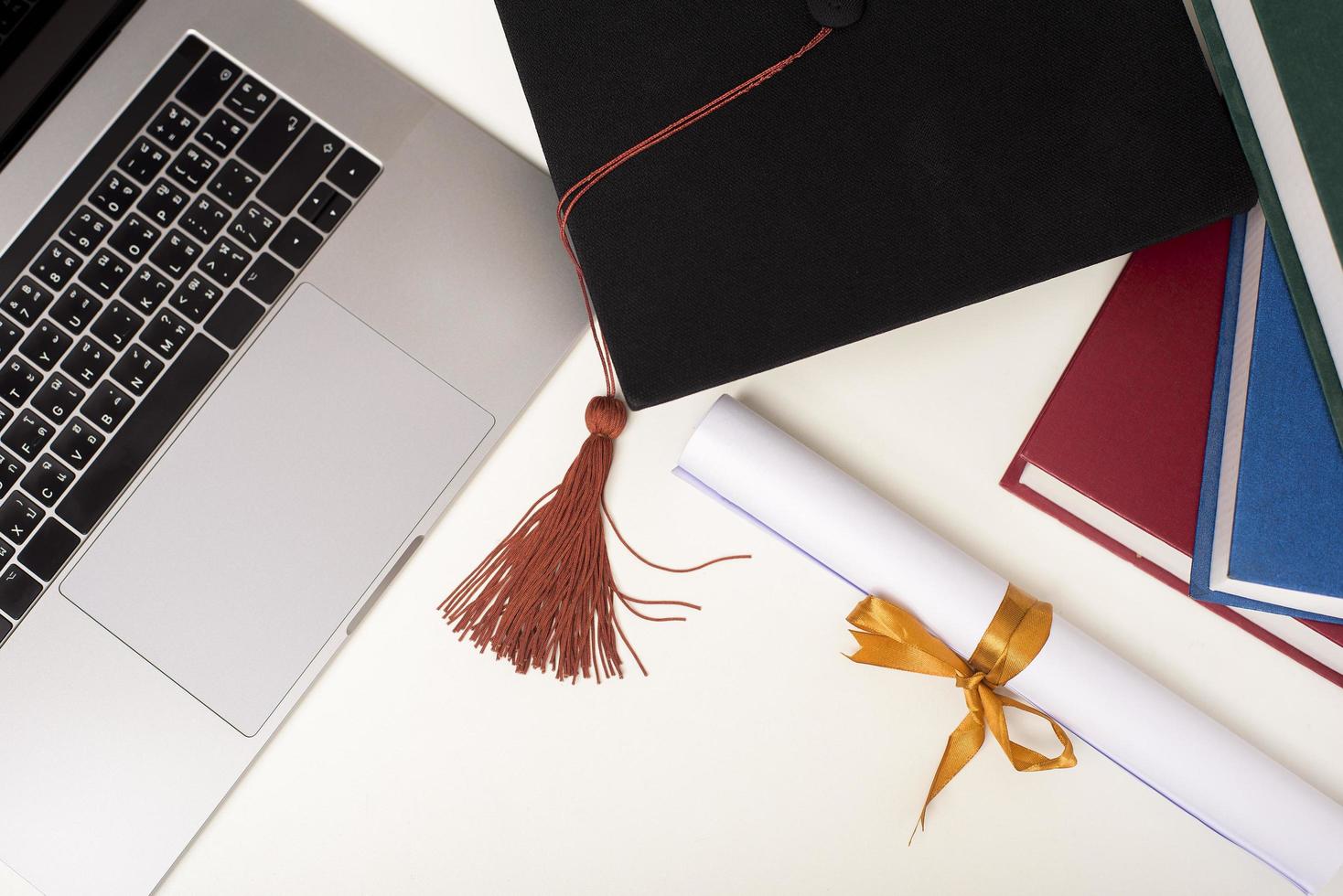 boné de formatura com computador portátil, conceito de educação online foto