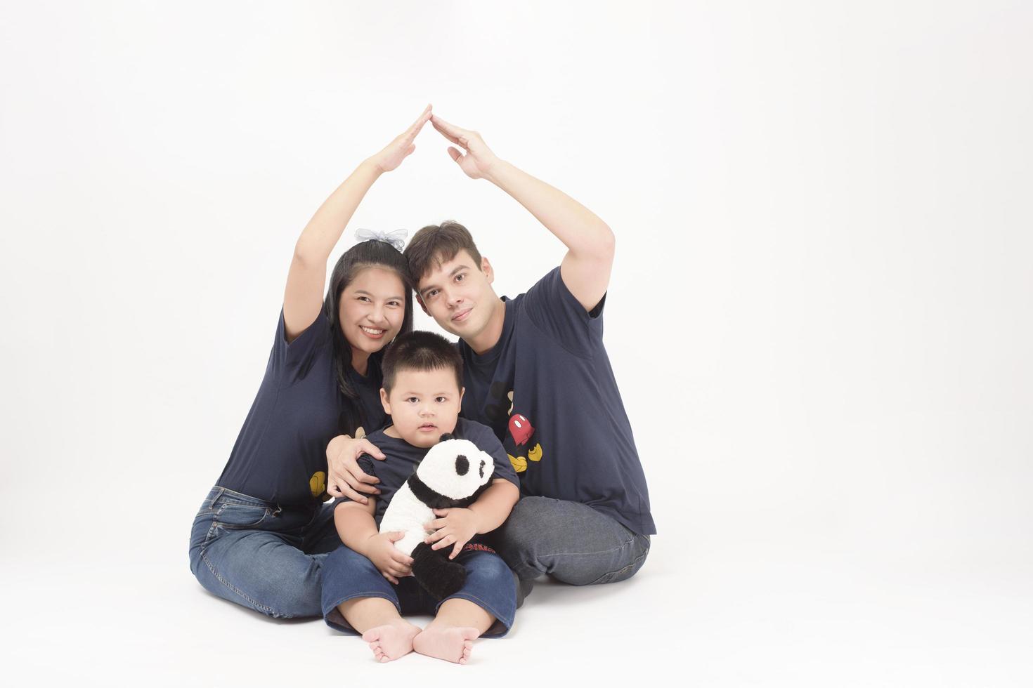 retrato de família feliz em fundo branco, conceito de segurança em casa foto