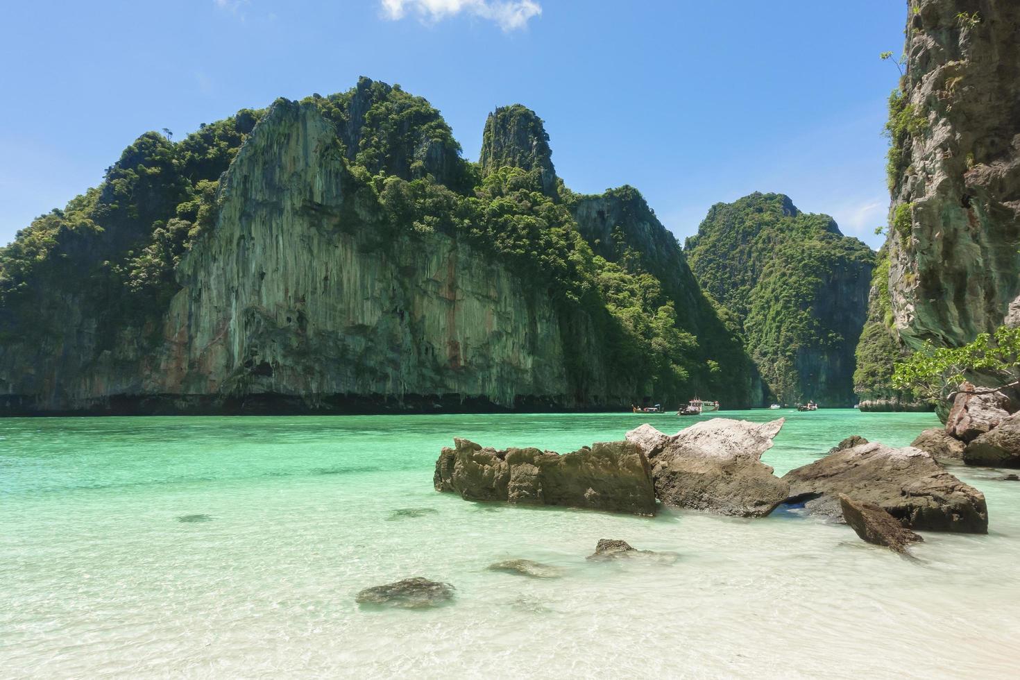 bela vista paisagem de praia tropical, mar esmeralda e areia branca contra o céu azul, maya bay na ilha phi phi, tailândia foto