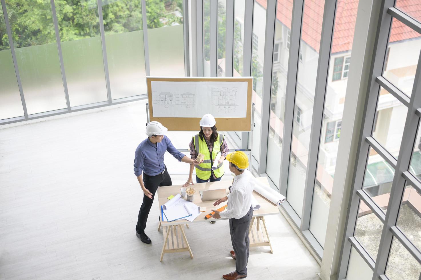 vista superior de pessoas de engenharia estão se encontrando, pessoas de engenharia, trabalho corporativo, conceito de trabalho em equipe. foto