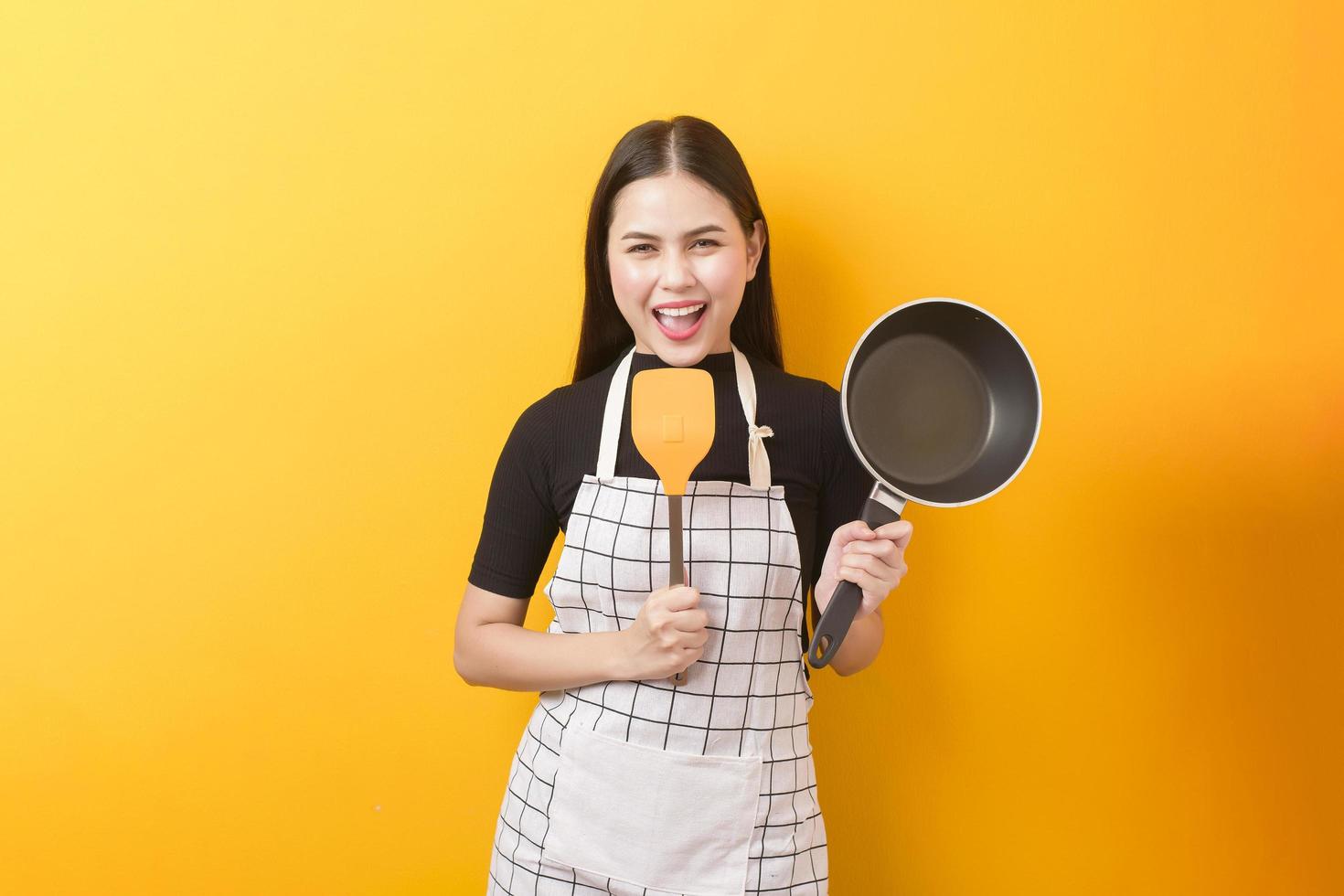 retrato de cozinheiro feminino feliz em fundo amarelo foto