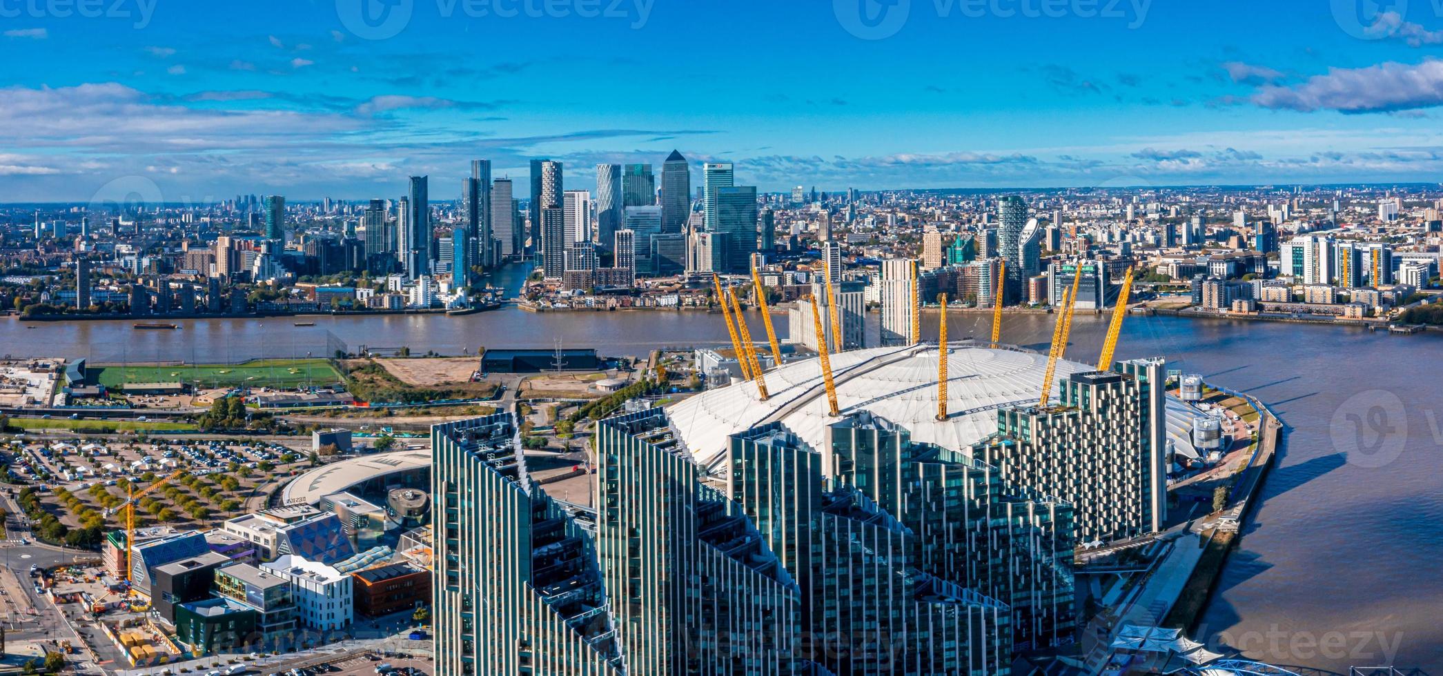 vista aérea da icônica arena o2 perto da ilha dos cães foto