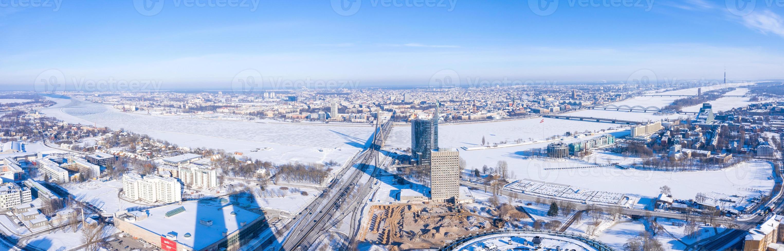 vista panorâmica aérea da cidade de riga durante o dia mágico de inverno branco. gelo velha letônia. foto