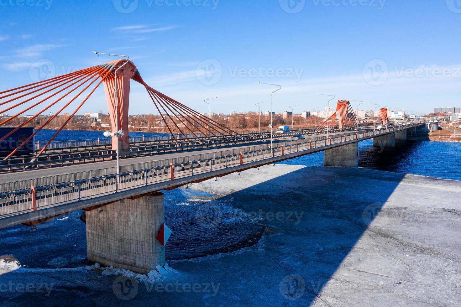 vista aérea da ponte sul sobre o rio daugava na letônia com padrões de gelo formados flutuando no rio. foto