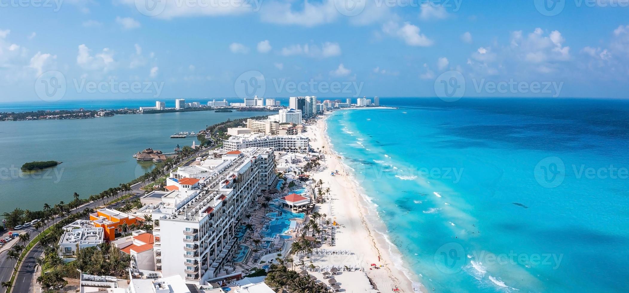 vista aérea da praia de punta norte, cancun, méxico. foto